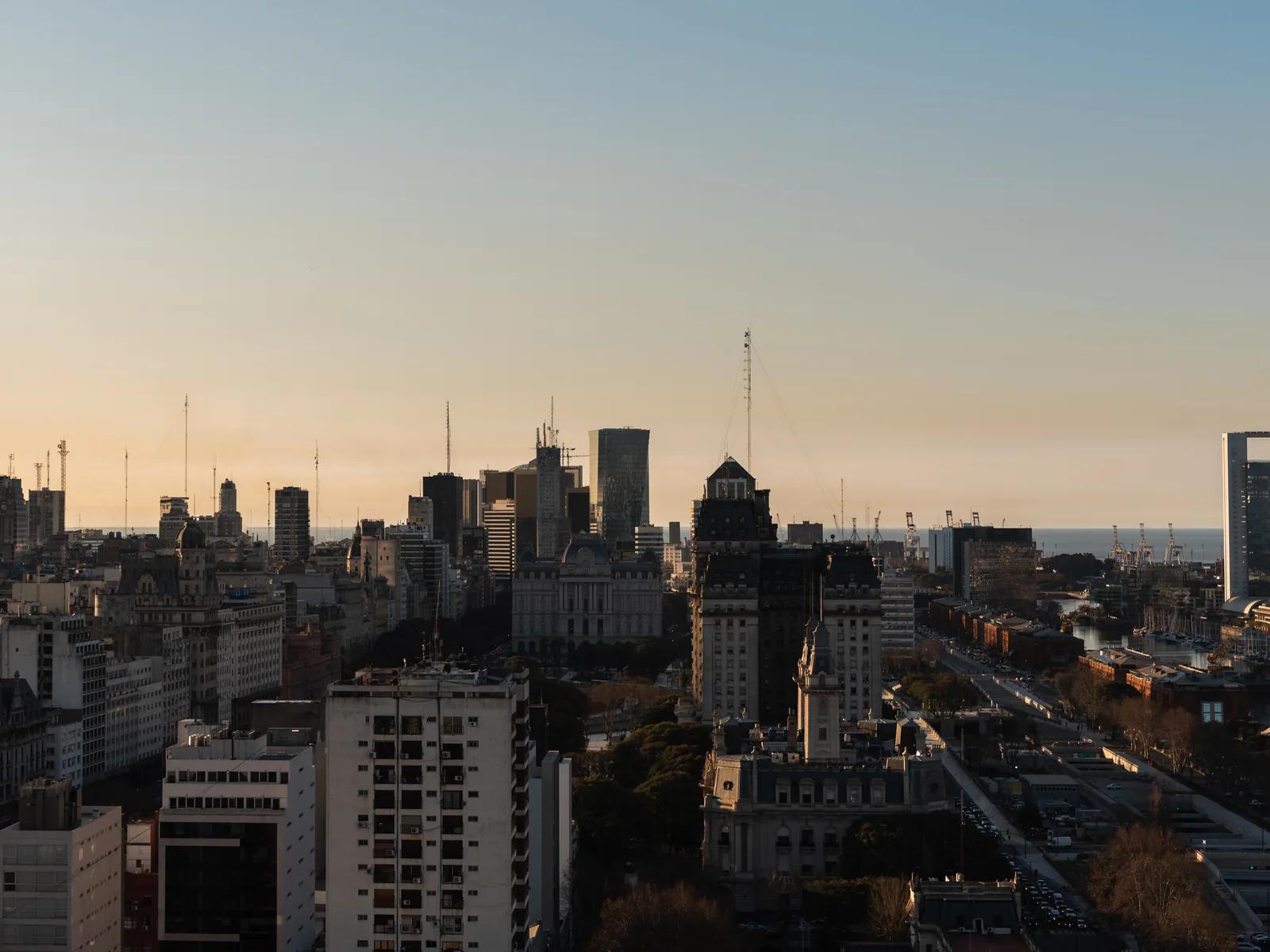 Vista aérea de uma cidade com prédios e áreas verdes (imagem ilustrativa de banco; não é Londrina)