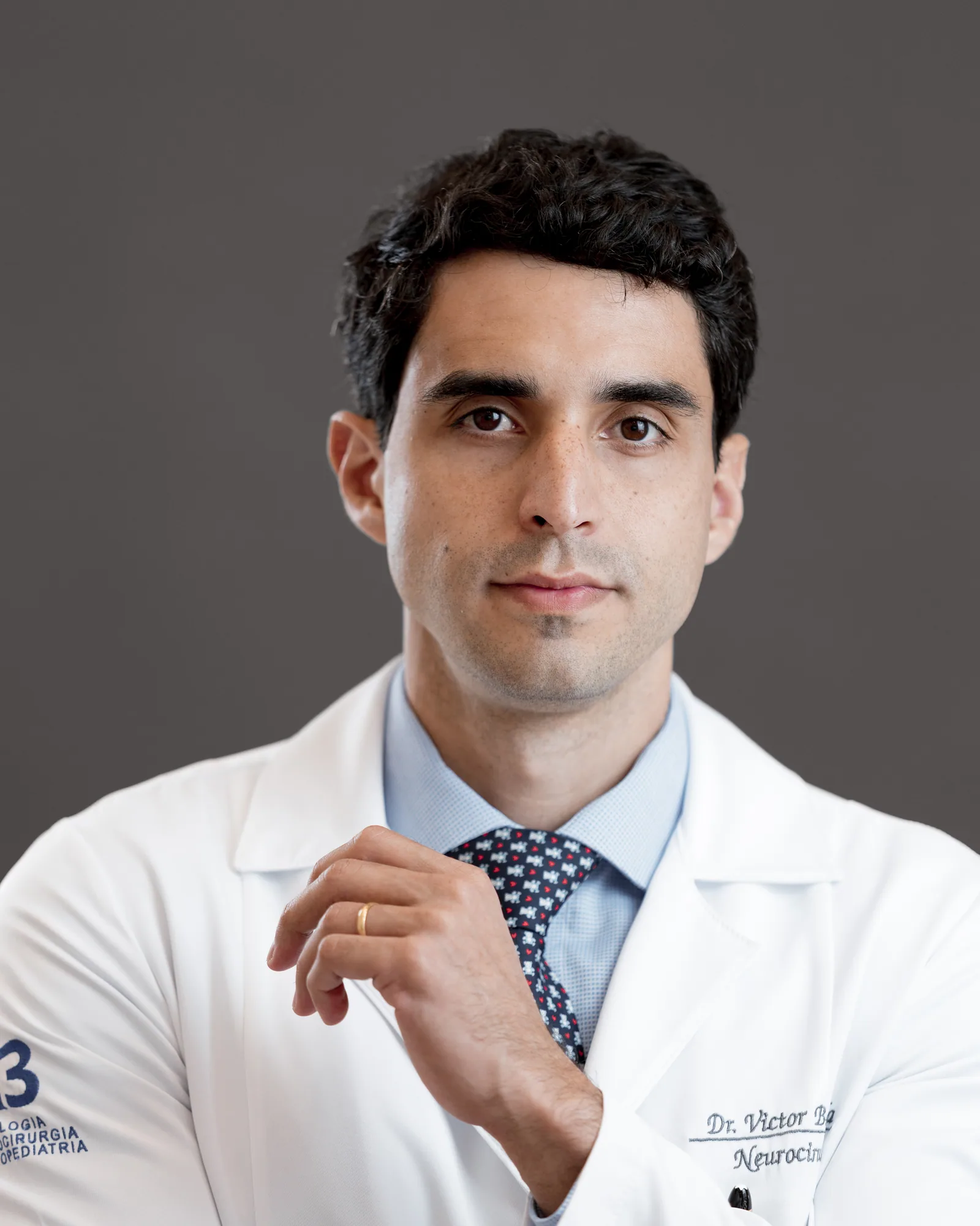 Retrato do Dr. Victor Batistela de jaleco, olhando para a câmera